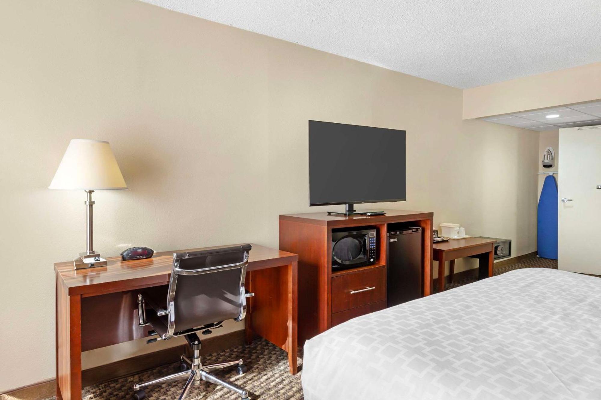 Clarion Pointe Research Triangle Park Durham Hotel Exterior photo